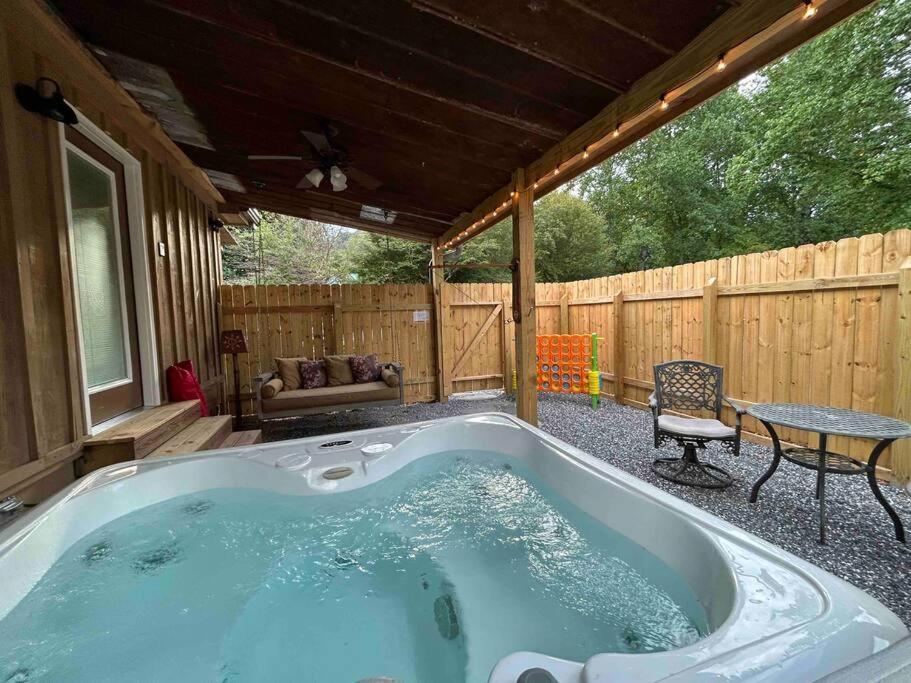 Blissful Nook Tiny Home ~ Cozy Retreat W/ Hot Tub; Near Town And Deep Creek Bryson City Zewnętrze zdjęcie