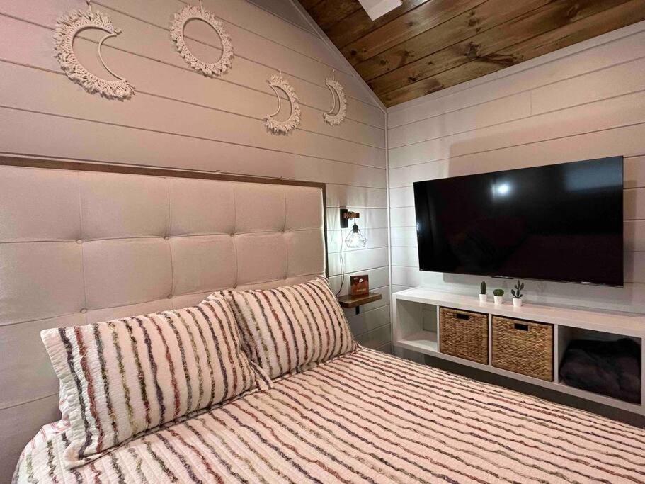 Blissful Nook Tiny Home ~ Cozy Retreat W/ Hot Tub; Near Town And Deep Creek Bryson City Zewnętrze zdjęcie